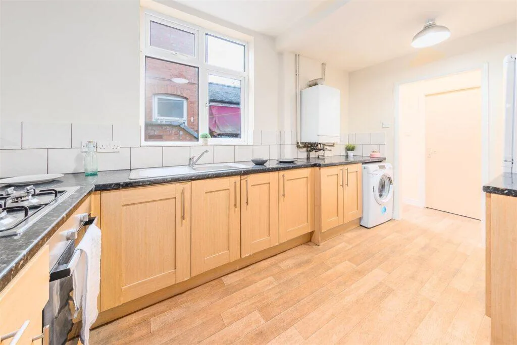 6 bedroom terraced house for rent