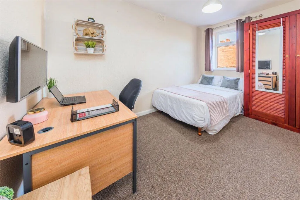 6 bedroom terraced house for rent