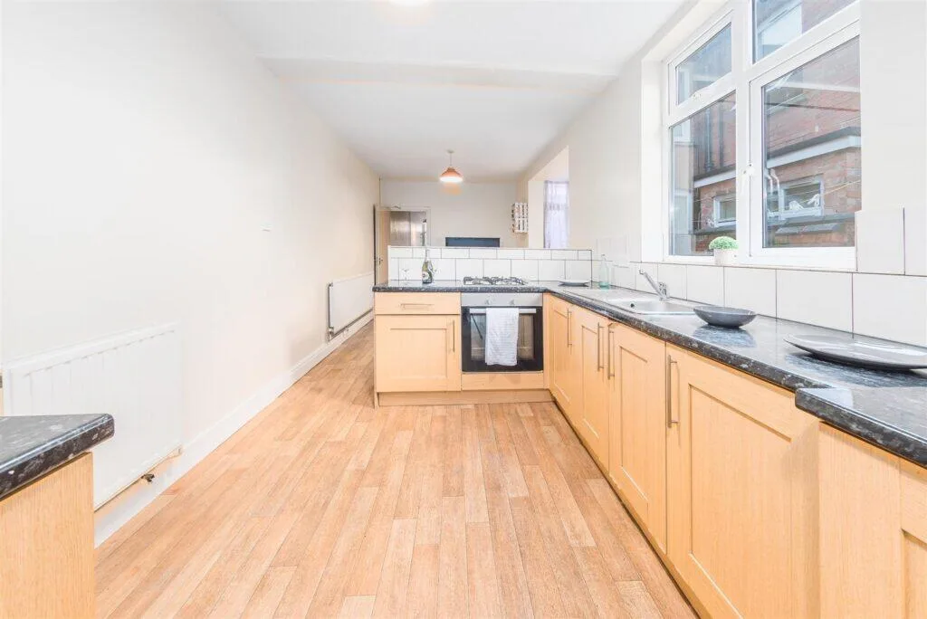 6 bedroom terraced house for rent