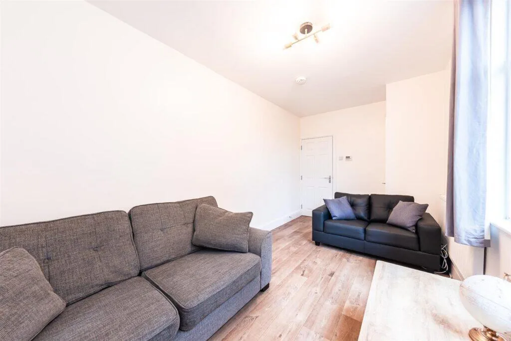 5 bedroom terraced house for rent