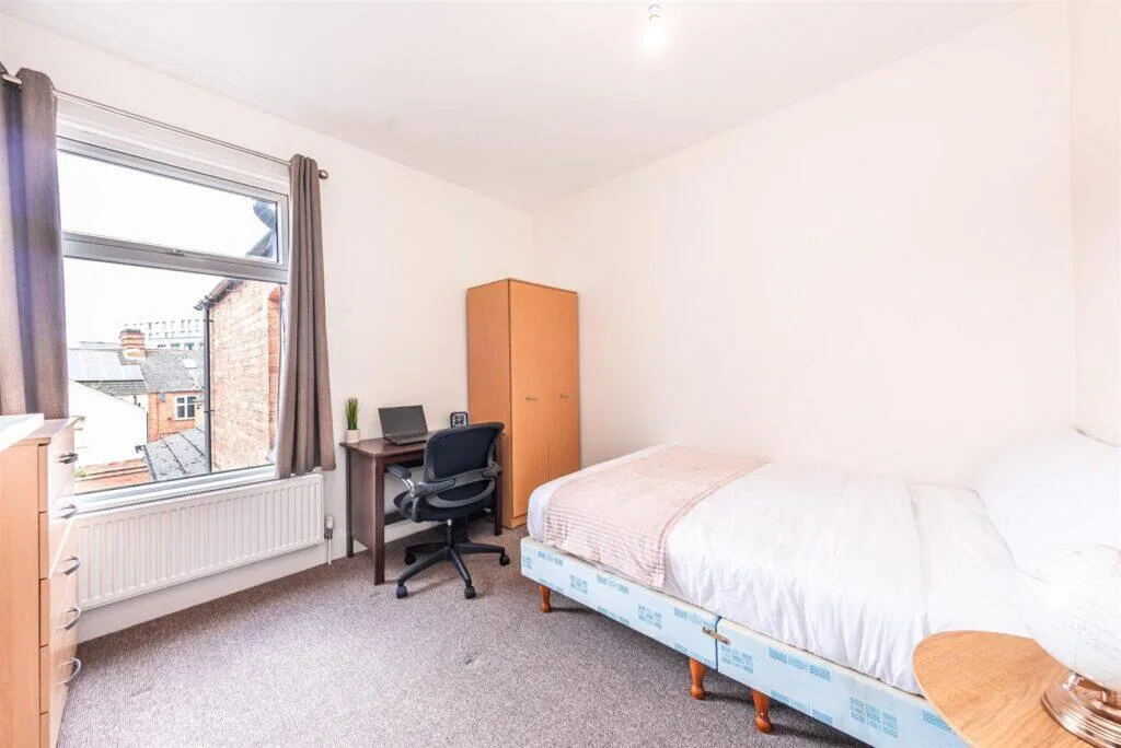 5 bedroom terraced house for rent