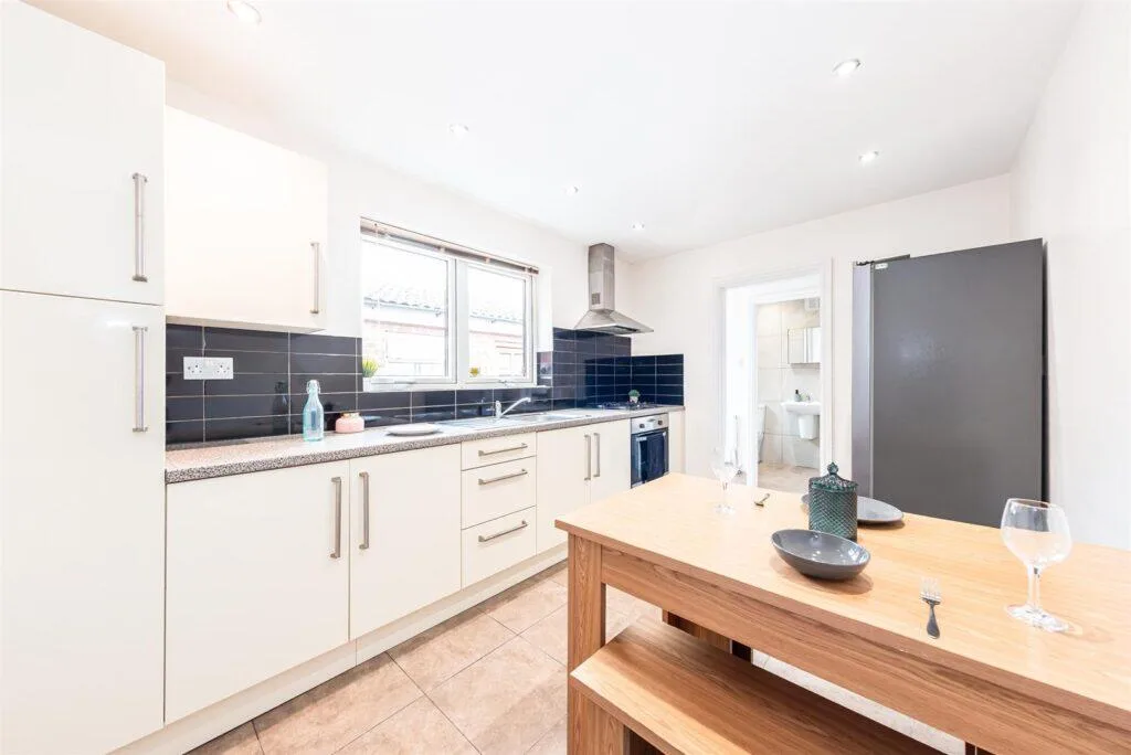 5 bedroom terraced house for rent