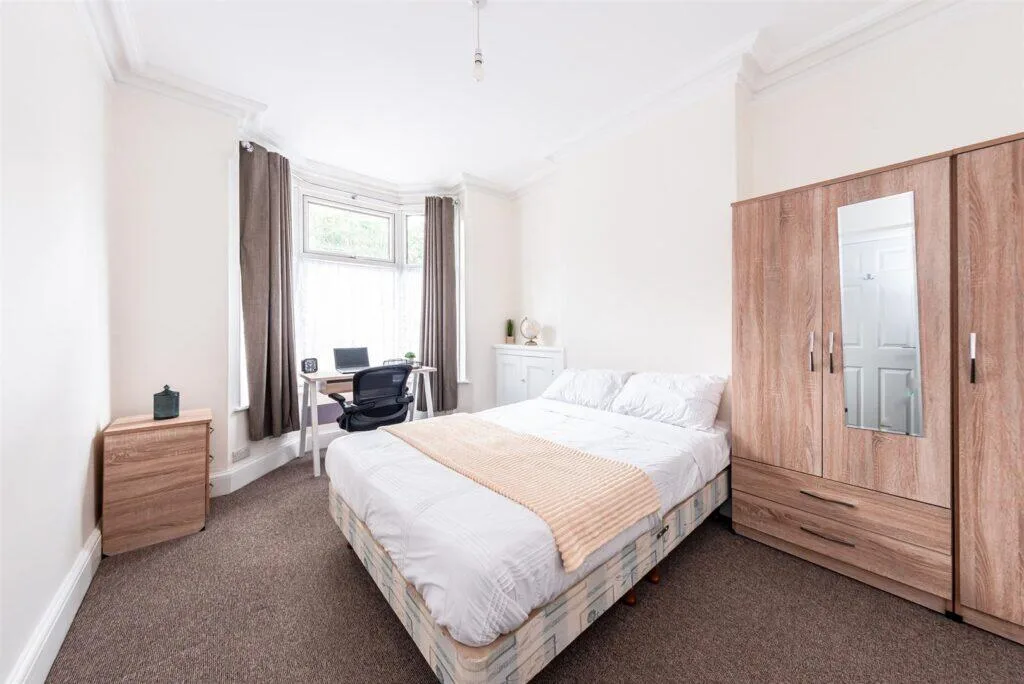 5 bedroom terraced house for rent
