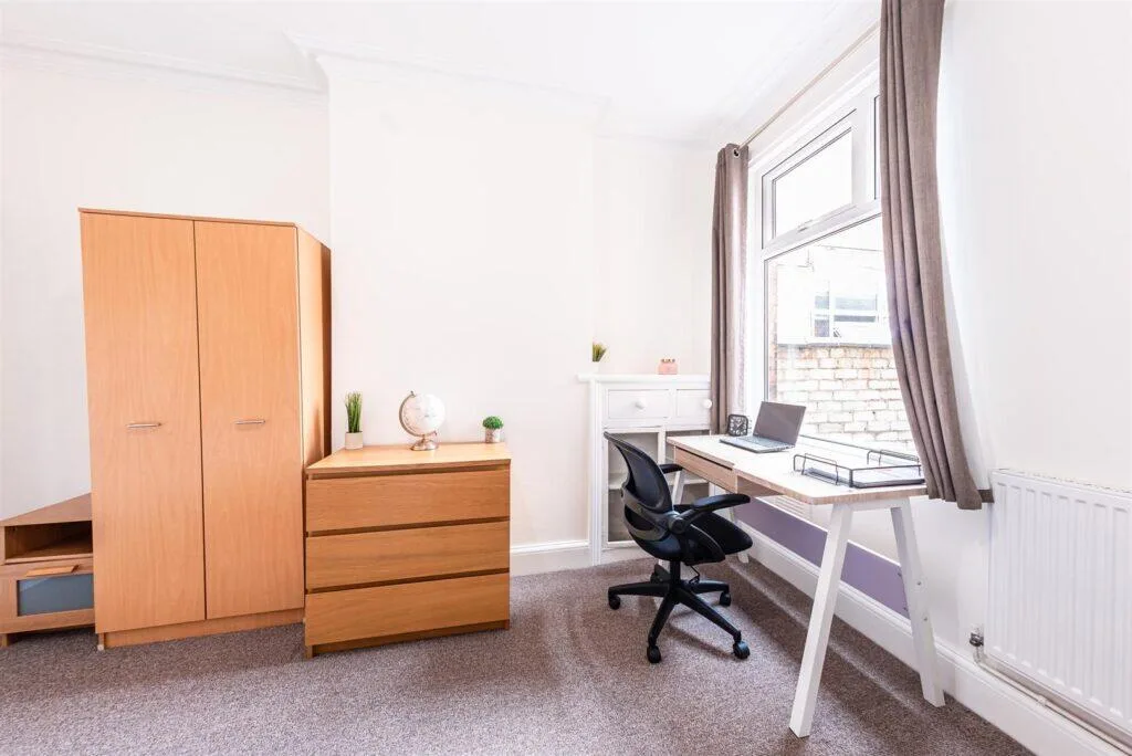5 bedroom terraced house for rent