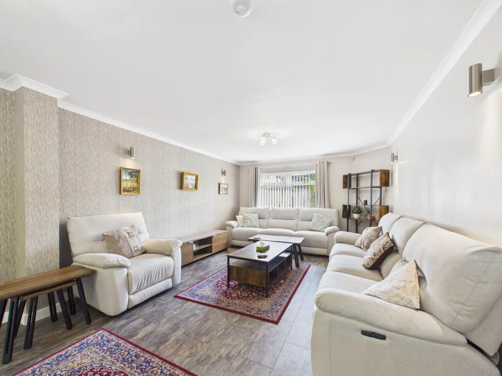 5 bedroom detached house for rent