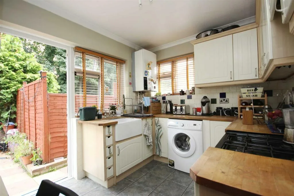 2 bedroom maisonette for rent