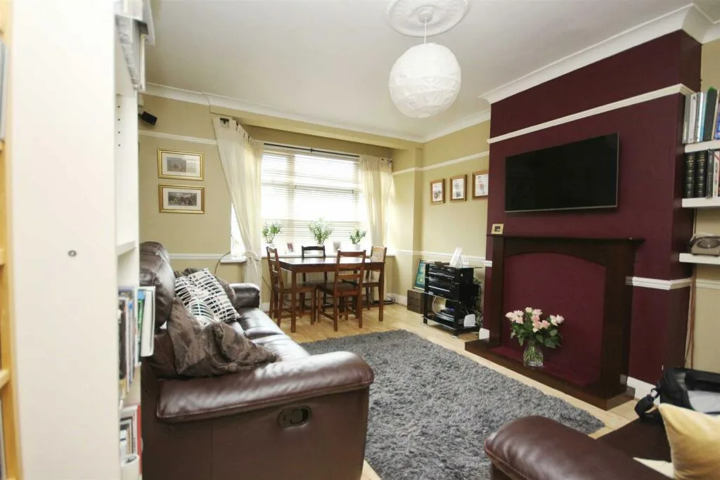 2 bedroom maisonette for rent