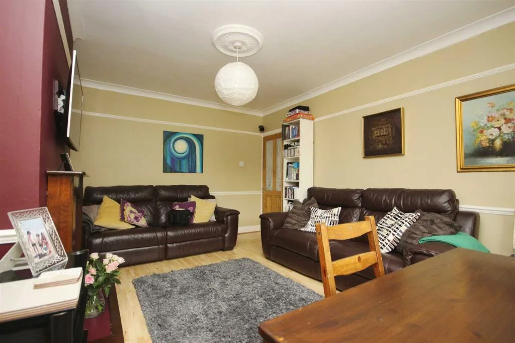 2 bedroom maisonette for rent