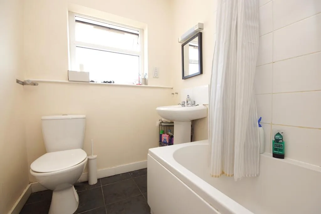 4 bedroom semi-detached house for rent