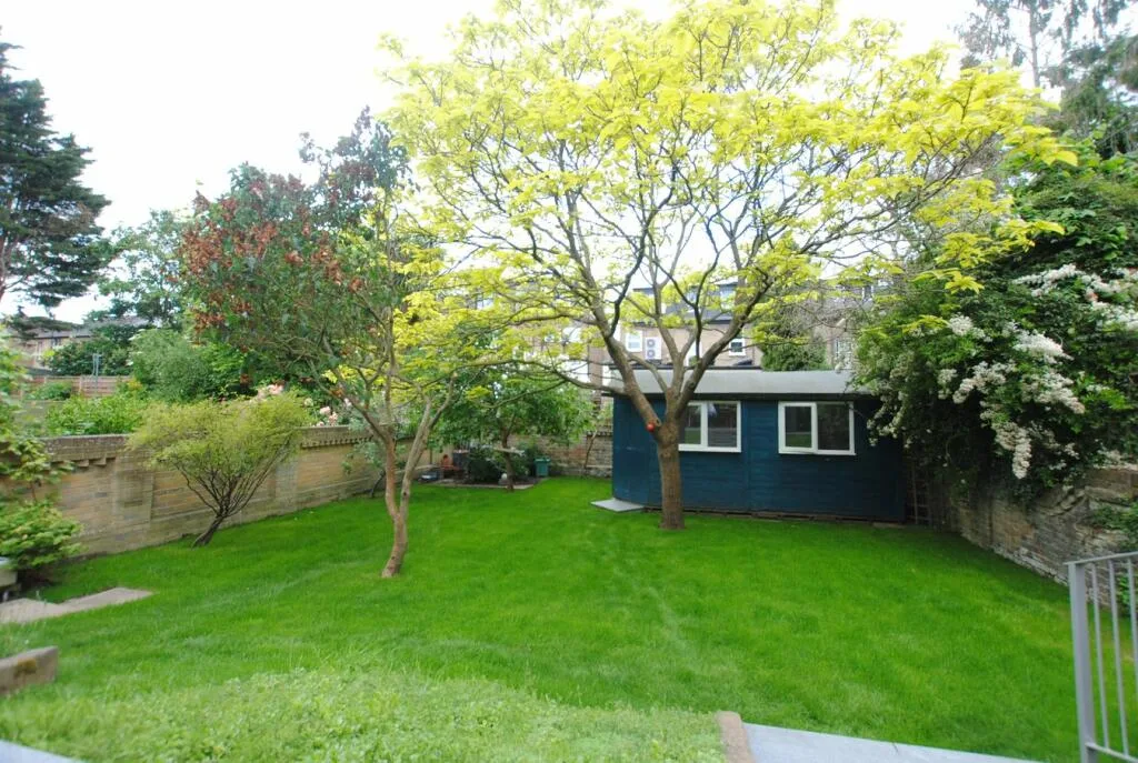 3 bedroom end of terrace house for rent
