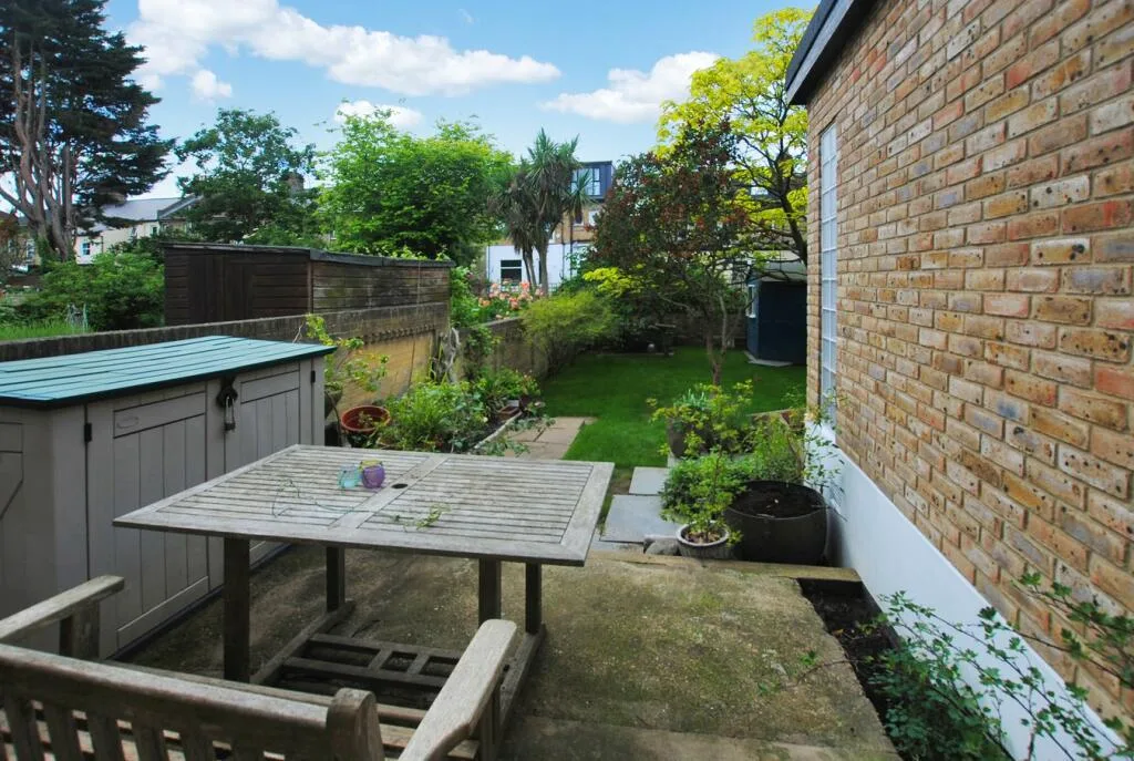 3 bedroom end of terrace house for rent