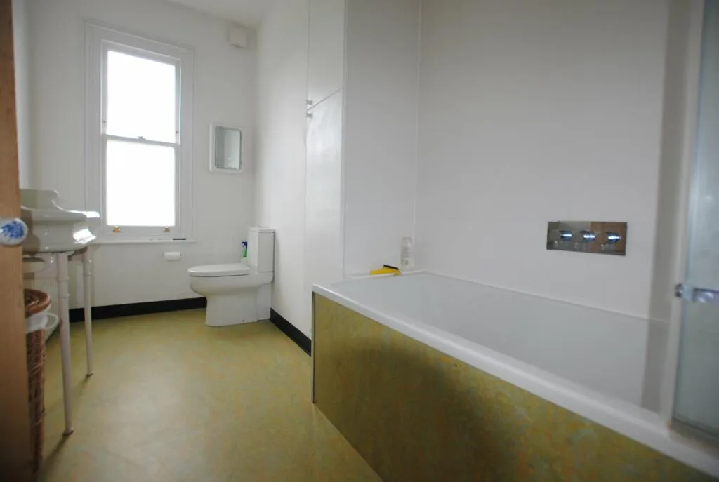 3 bedroom end of terrace house for rent