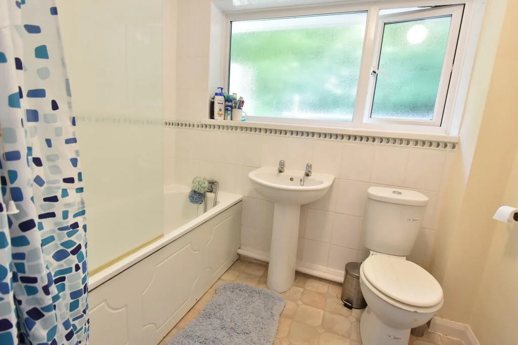 4 bedroom semi-detached house for rent