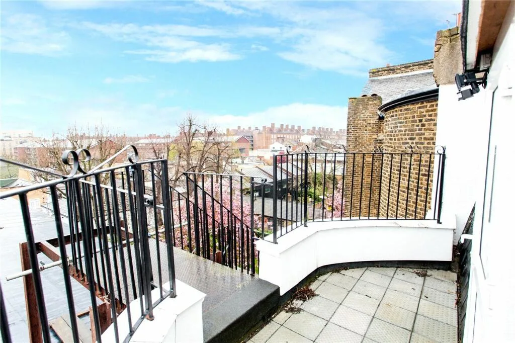 2 bedroom maisonette for rent
