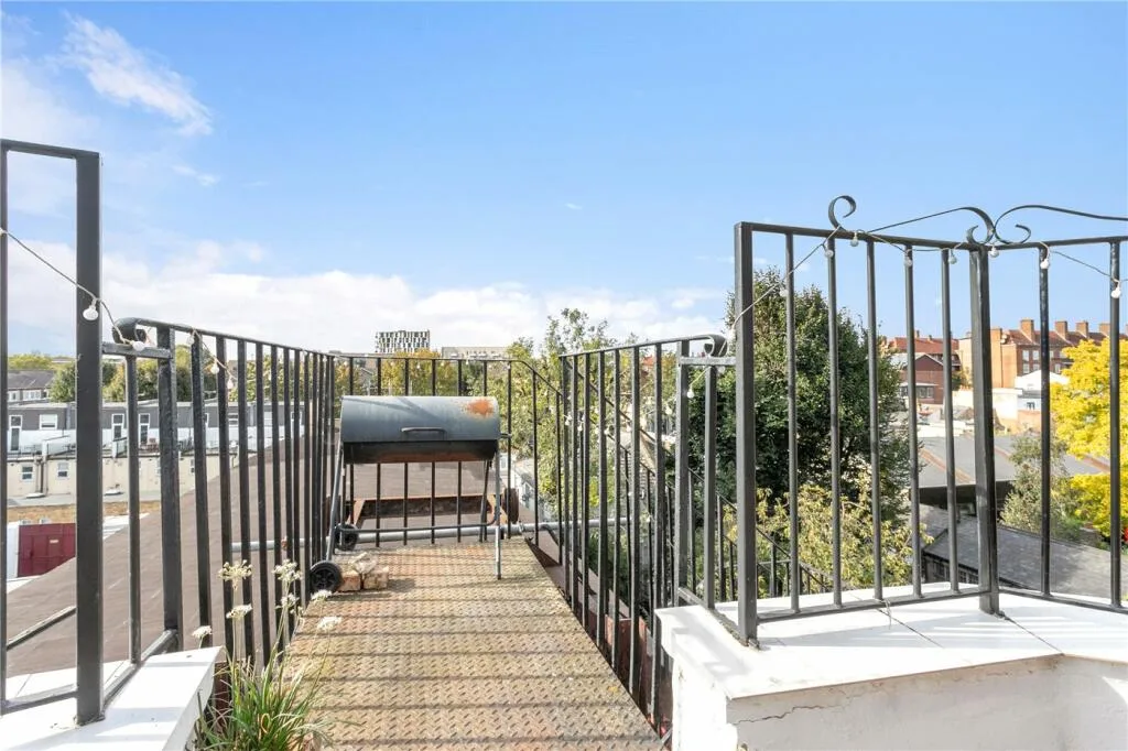 2 bedroom maisonette for rent