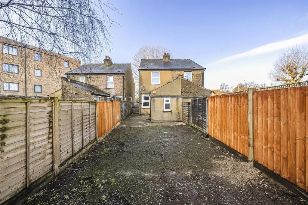2 bedroom semi-detached house for rent