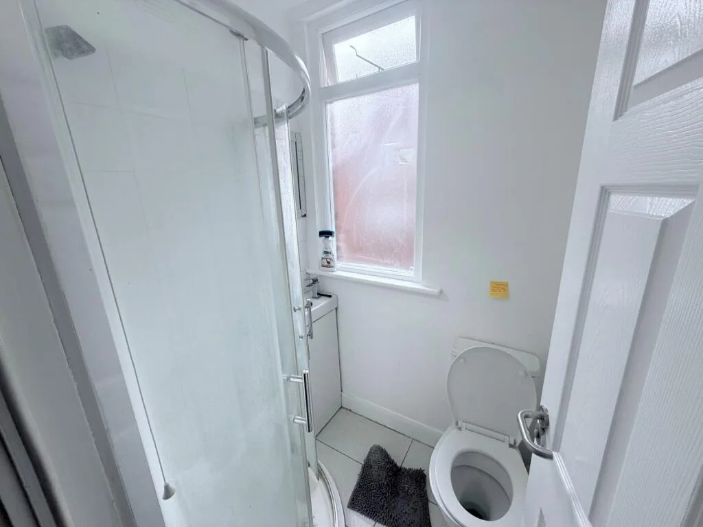 1 bedroom house share for rent