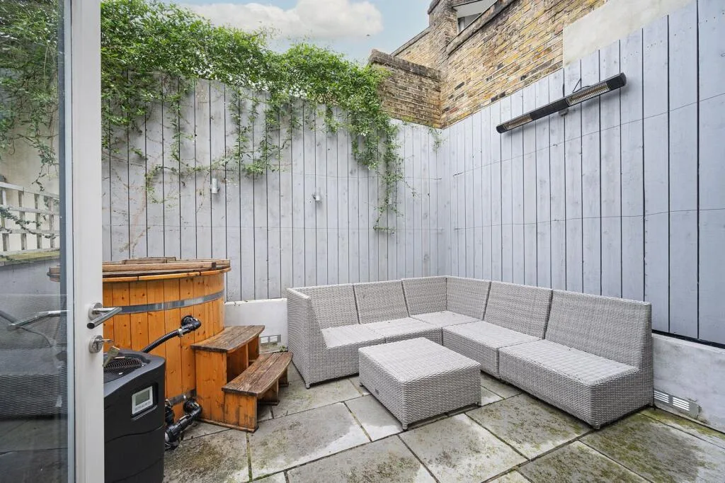 2 bedroom house for rent