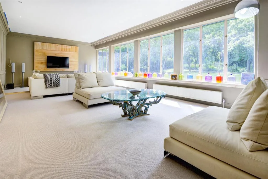 6 bedroom detached house for rent