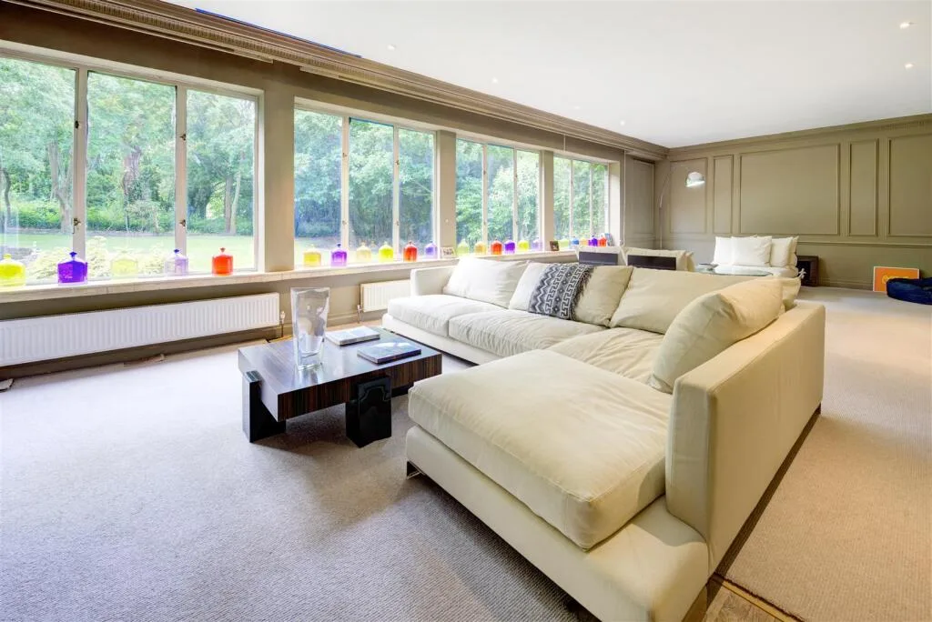 6 bedroom detached house for rent