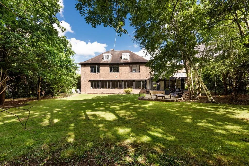 6 bedroom detached house for rent