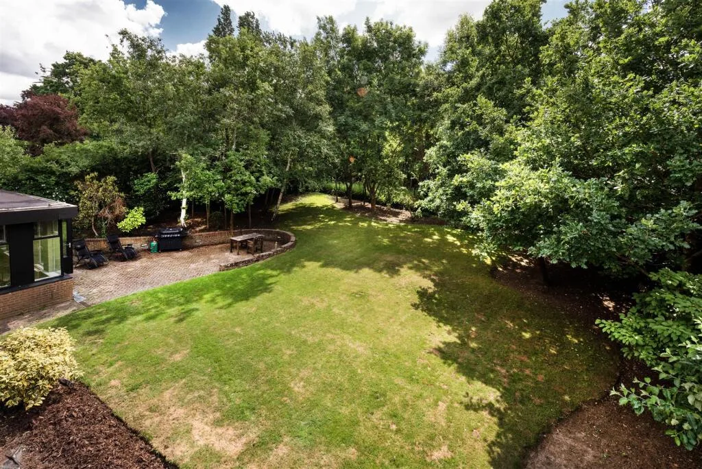 6 bedroom detached house for rent