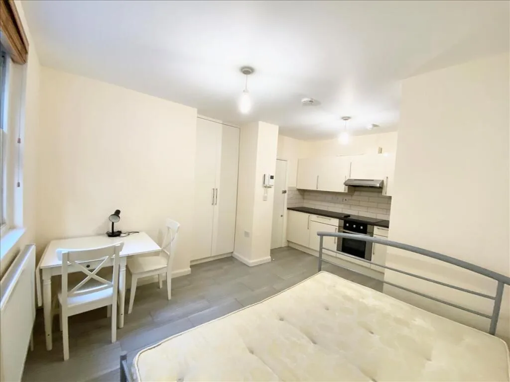 Studio flat for rent