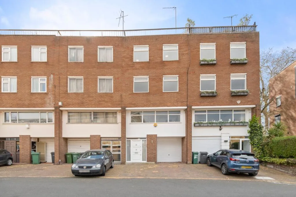 5 bedroom terraced house for rent