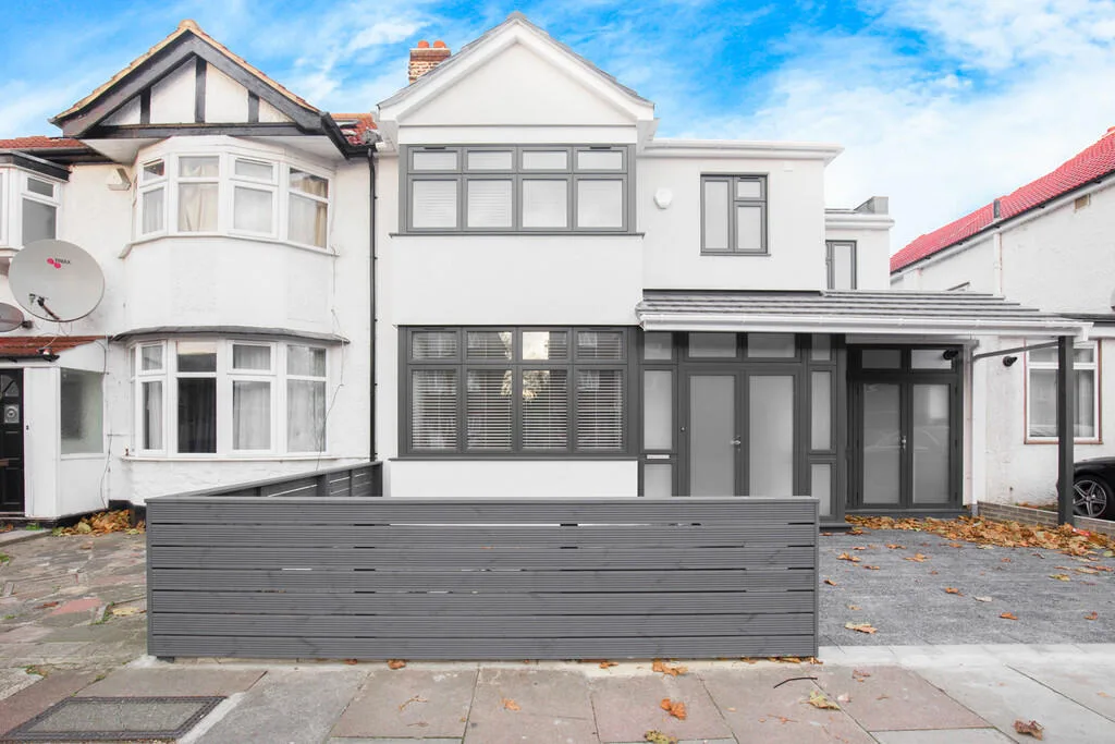 5 bedroom semi-detached house for rent