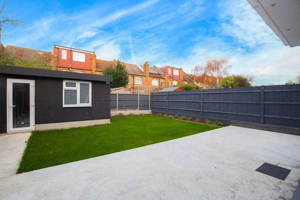 5 bedroom semi-detached house for rent