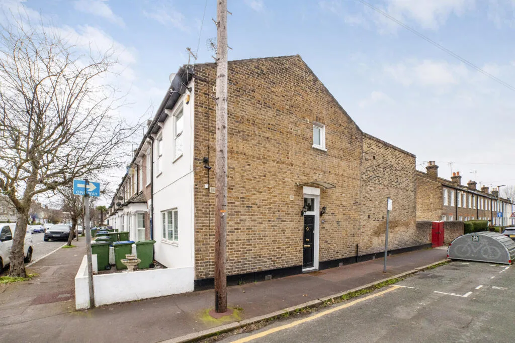 3 bedroom end of terrace house for rent