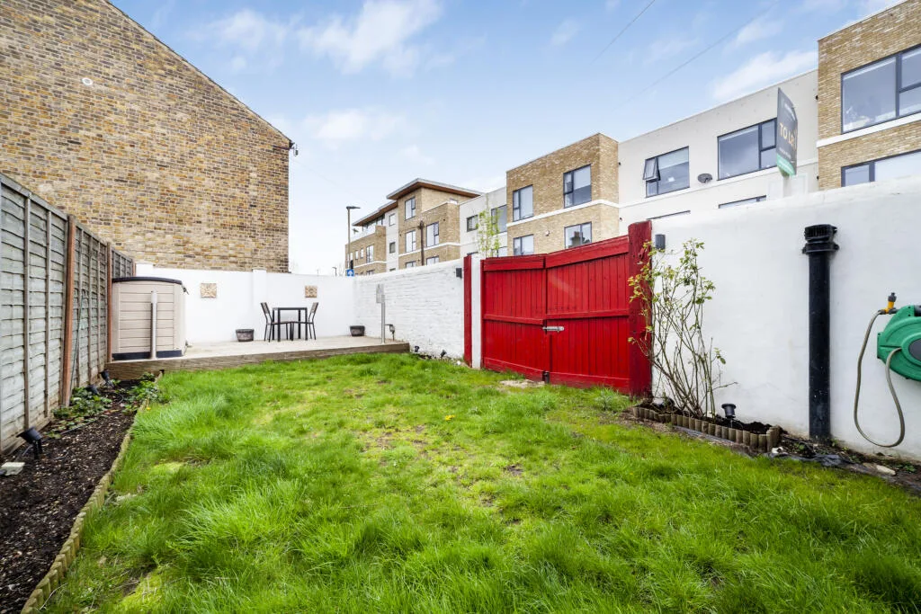 3 bedroom end of terrace house for rent