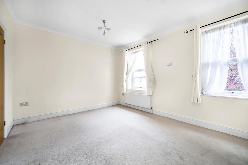 3 bedroom end of terrace house for rent