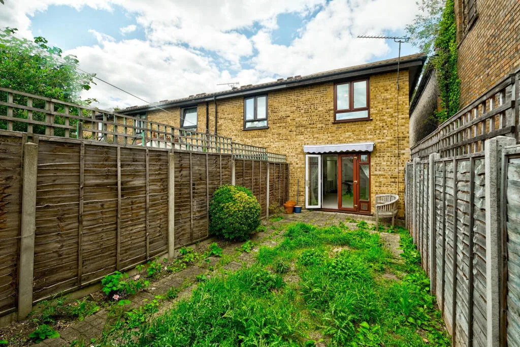 2 bedroom end of terrace house for rent