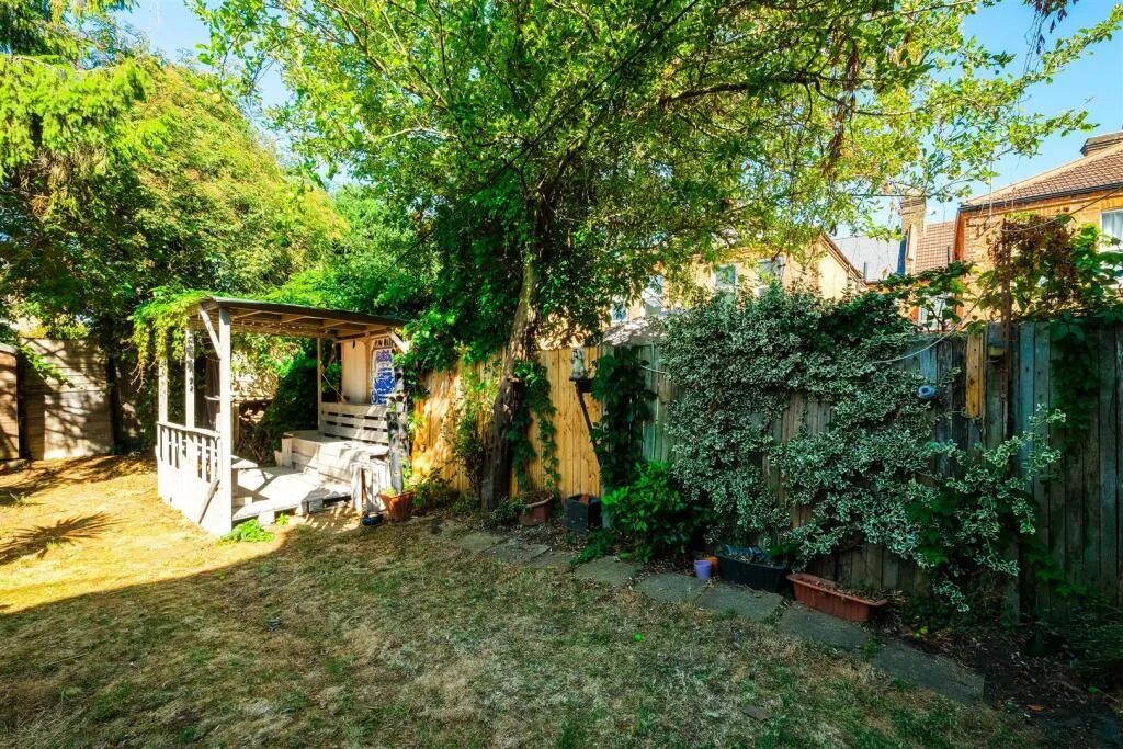 2 bedroom maisonette for rent