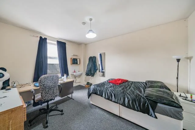 5 bedroom flat for rent