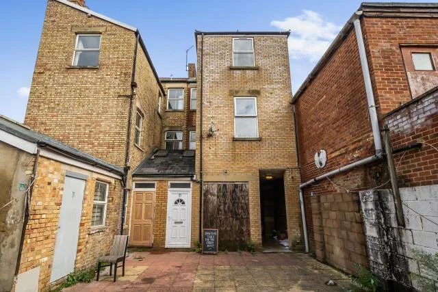 5 bedroom flat for rent