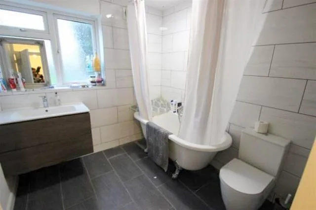 5 bedroom terraced house for rent