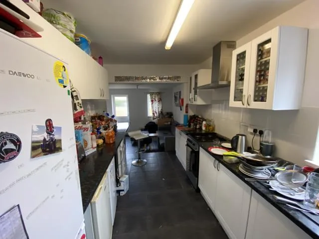5 bedroom semi-detached house for rent