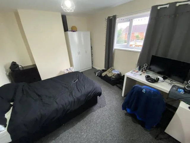 5 bedroom semi-detached house for rent