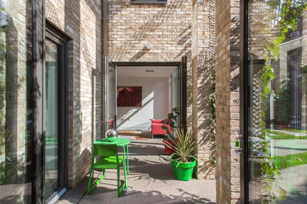3 bedroom mews property for rent