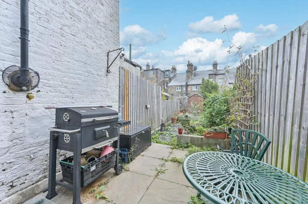 1 bedroom maisonette for rent