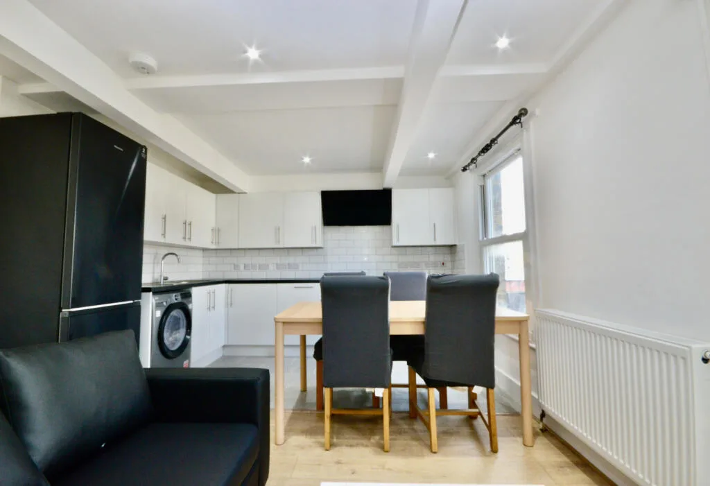 4 bedroom maisonette for rent