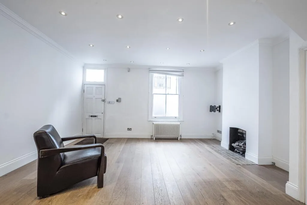 3 bedroom mews property for rent