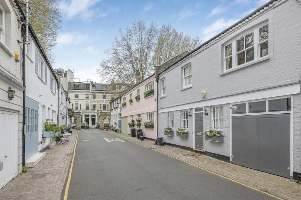 2 bedroom mews property for rent