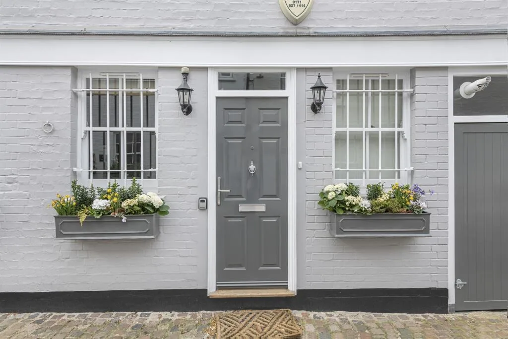 2 bedroom mews property for rent