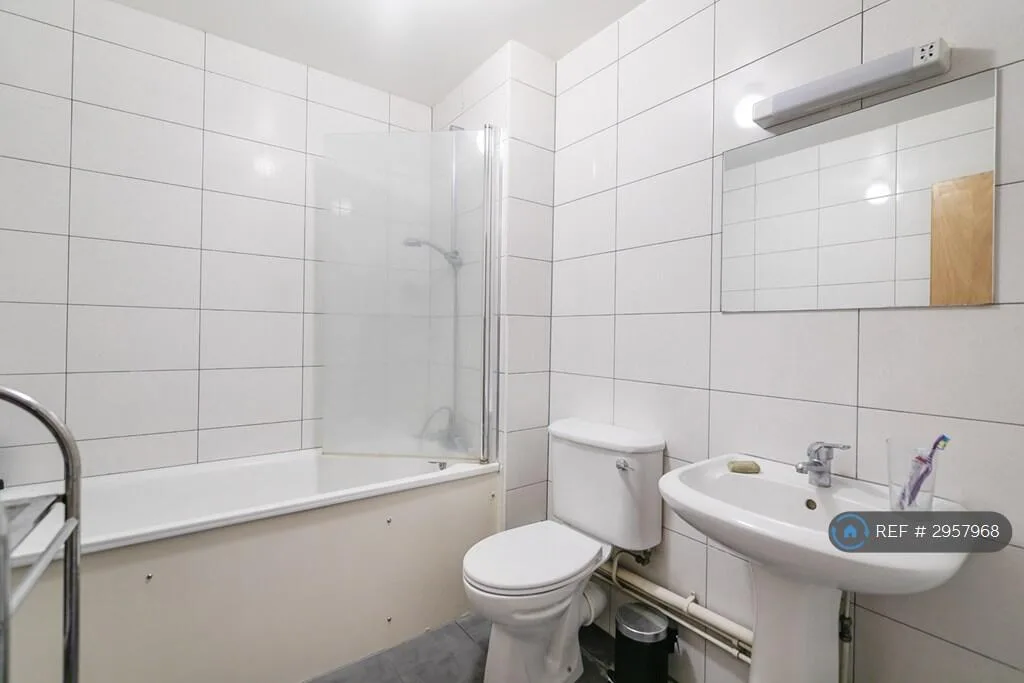 4 bedroom end of terrace house for rent