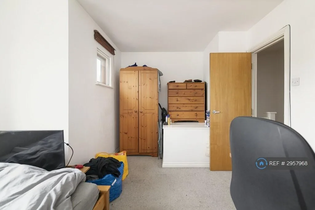 4 bedroom end of terrace house for rent