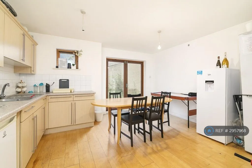 4 bedroom end of terrace house for rent