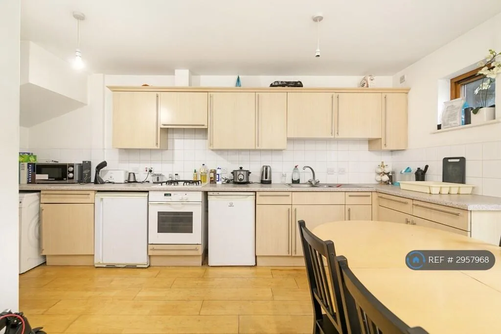 4 bedroom end of terrace house for rent